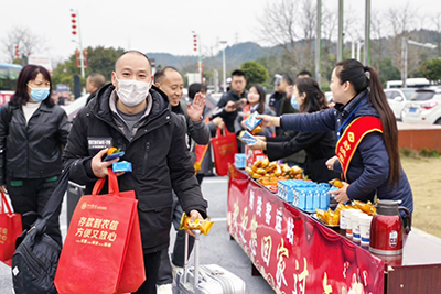 E:2024年宣传工作2024.22.69001cc以诚为本官网运业积极落实农夫工返乡运输服务保险工作官网20240206-03-射洪3.jpg E:2024年宣传工作2024.22.69001cc以诚为本官网运业积极落实农夫工返乡运输服务保险工作官网20240206-03-射洪3.jpg